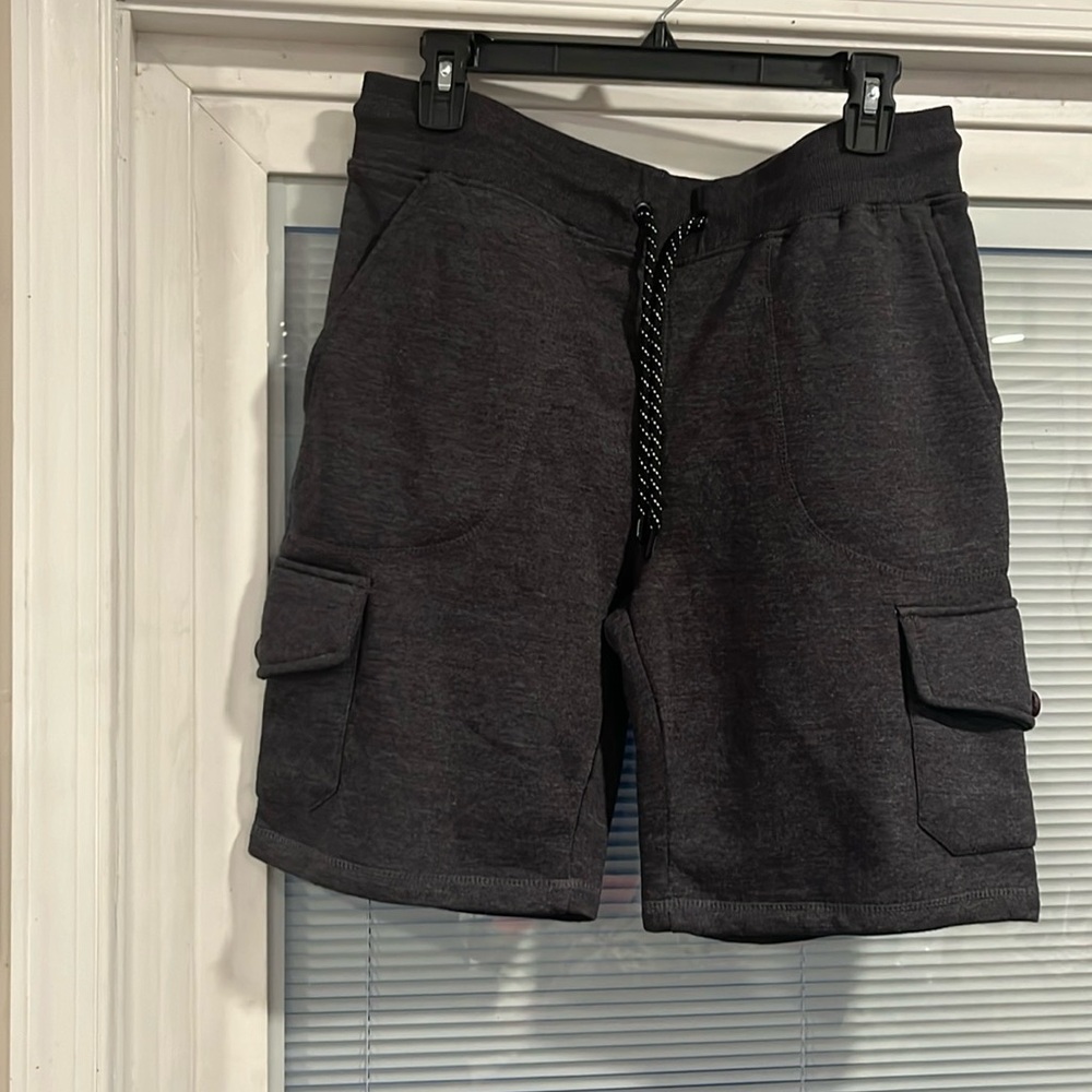 Tahari men’s cargo shorts, size medium, NWOT,